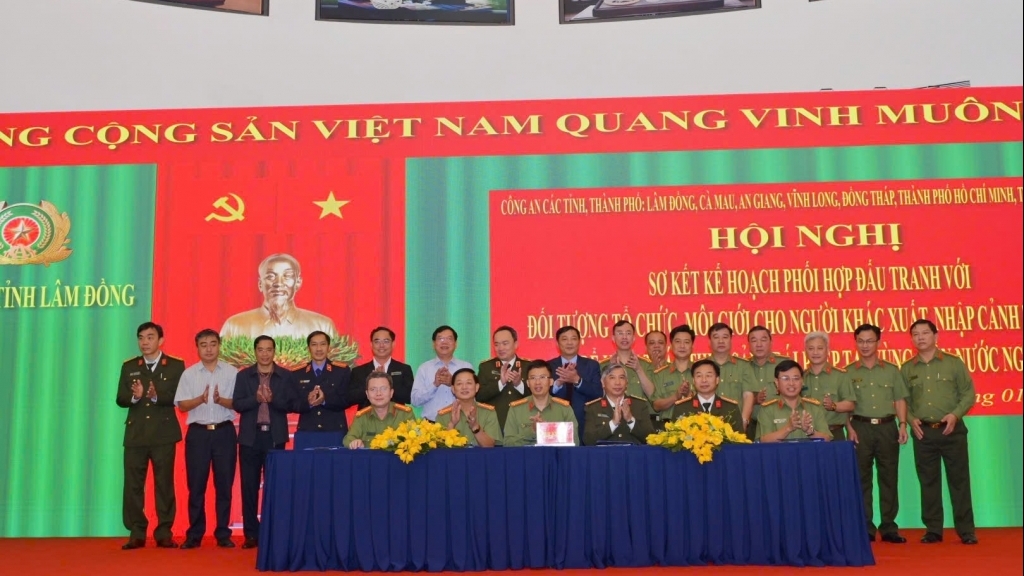 ខេត្ត និងក្រុងចំនួនប្រាំពីរនៅភាគខាងត្បូងកំពុងសម្របសម្រួលកិច្ចខិតខំប្រឹងប្រែងដើម្បីទប់ស្កាត់ការនេសាទខុសច្បាប់ដោយទូកឆ្លងកាត់ព្រំដែន និងប្រយុទ្ធប្រឆាំងនឹ