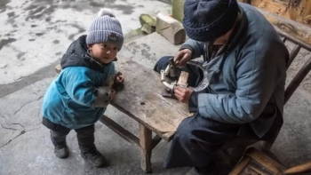 នៅព្រឹកថ្ងៃទី ៩ ខែមេសា តម្លៃប្រាក់បានធ្លាក់ចុះយ៉ាងខ្លាំងបន្ទាប់ពីការងើបឡើងវិញកាលពីថ្ងៃមុន