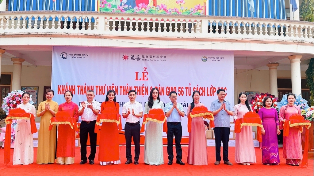 អង្គការ Zhi Shan Foundation ប្រគល់ទូសៀវភៅចំនួន ២៦១ ទូ នៅខេត្ត Nghe An