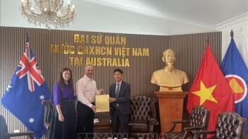 កូនប្រុសរបស់អតីតយុទ្ធជនអូស្ត្រាលី ប្រគល់សៀវភៅកំណត់ហេតុរបស់យុទ្ធជនពលីនៃកងទ័ពប្រជាជនវៀតណាមមកវិញ