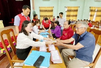 គ្រួសារប្រជាពលរដ្ឋចំនួន ១១៥ គ្រួសារនៅ Quang Tri ទទួលបានការគាំទ្រពី IFRC ដើម្បីស្តារជីវភាពឡើងវិញក្រោយព្យុះទឹកជំនន់