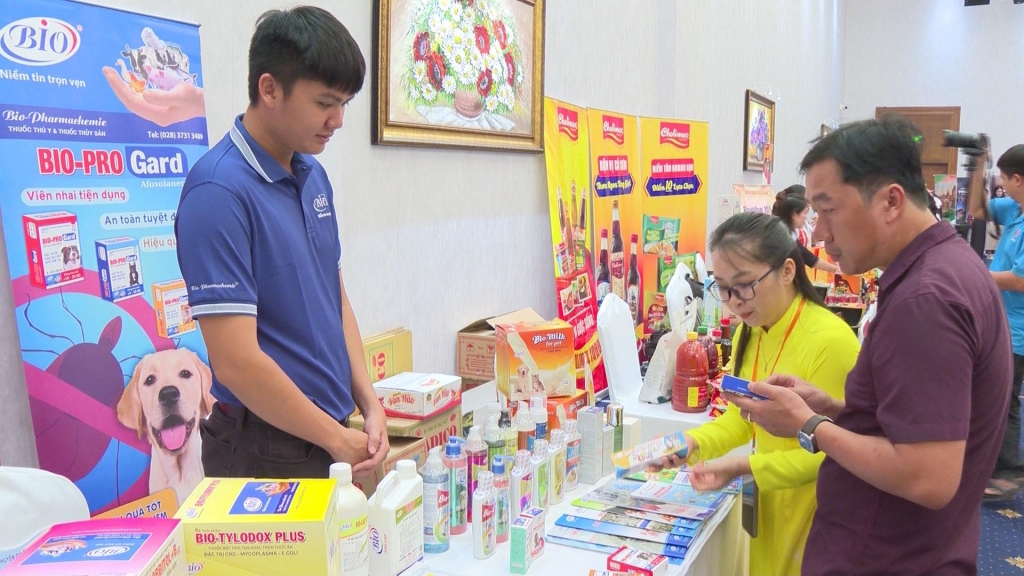 វៀតណាម-កម្ពុជាខិតខំនាំពាណិជ្ជកម្មទ្វេភាគីឡើងដល់ ២០ពាន់លានដុល្លារ