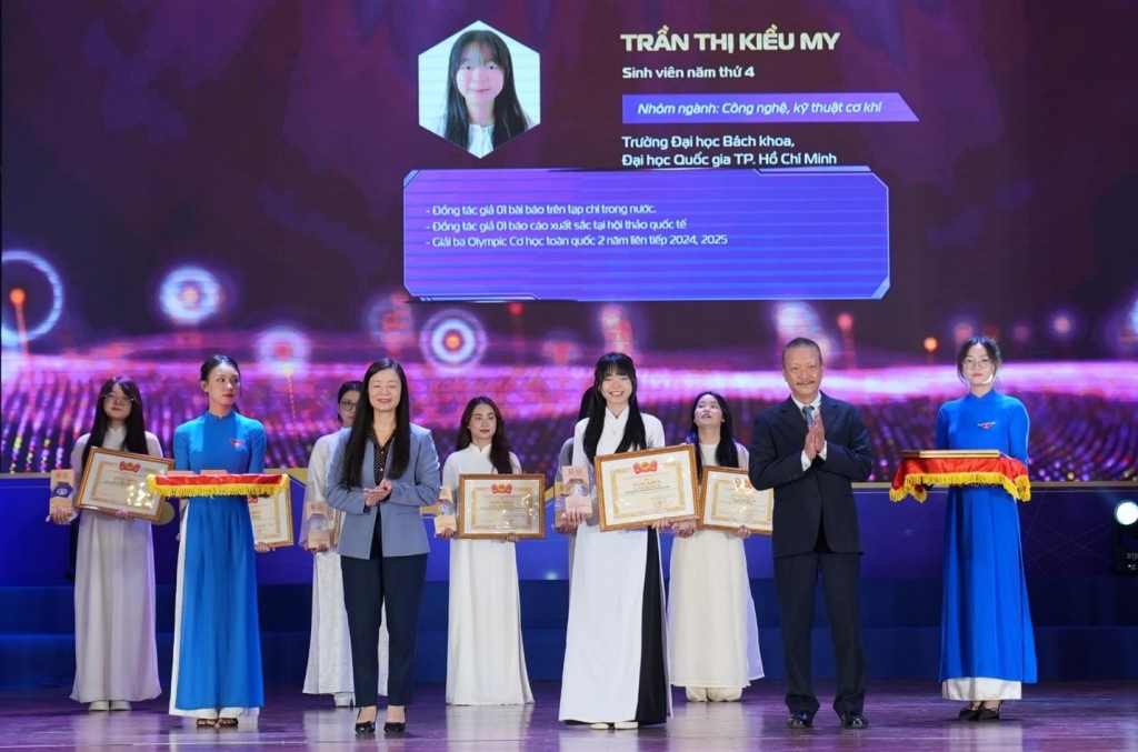 ក្មេងស្រីលេខ១៖ ពេលដែលចិត្តស្រលាញ់ត្រូវបានបញ្ជូនថាមពល គ្រោងកំណត់គ្រាន់តែជាចំណុចចាប់ផ្ដើម