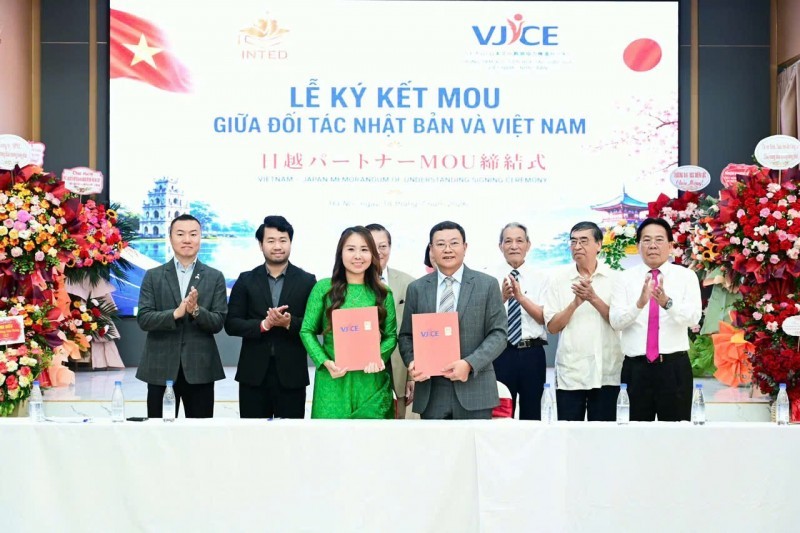 VJCE ព្រមទាំងរោងពុម្ពផ្សាយអប់រំវៀតណាមចុះហត្ថលេខាលើកំណត់បក្សចងចាំ។