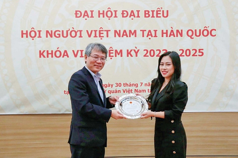 ឯកអគ្គរដ្ឋទូតវៀតណាមប្រចាំនៅកូរ៉េ លោក Nguyen Vu Tung (ឆ្វេង) ប្រគល់មេដាយជូនប្រធានសមាគមវៀតណាមប្រចាំនៅកូរ៉េ Le Nguyen Minh Phuong
