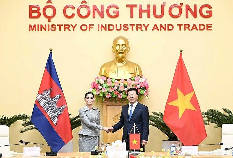 សារព័ត៌មានកម្ពុជាសរសេរអំពីជ័យជម្នះថ្ងៃទី ៧ ខែមករា៖ សង្កត់ធ្ងន់លើតួនាទីរបស់វៀតណាមក្នុងប្រវត្តិសាស្ត្រ និងបច្ចុប្បន្ន សារព័ត៌មានកម្ពុជាសរសេរអំពីជ័យជម្នះថ្ងៃទី ៧ ខែមករា៖ សង្កត់ធ្ងន់លើតួនាទីរបស់វៀតណាមក្នុងប្រវត្តិសាស្ត្រ និងបច្ចុប្បន្ន