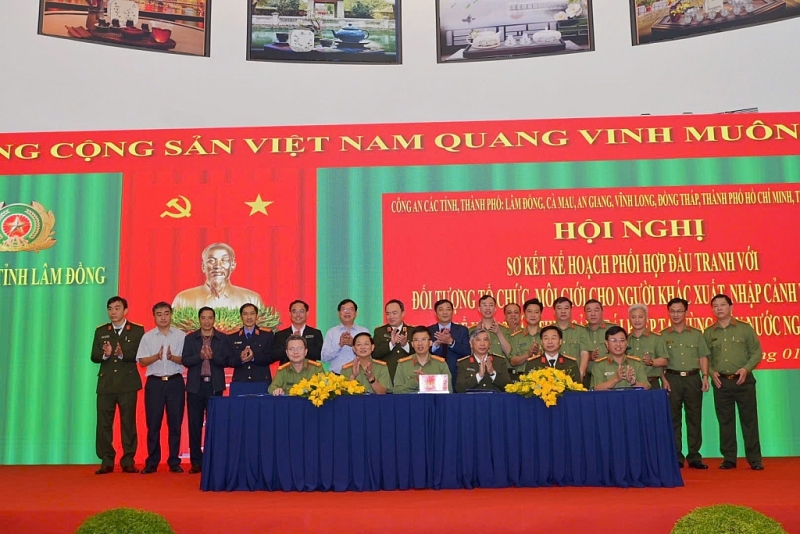 ខេត្ត និងក្រុងចំនួនប្រាំពីរនៅភាគខាងត្បូងកំពុងសម្របសម្រួលកិច្ចខិតខំប្រឹងប្រែងដើម្បីទប់ស្កាត់ការនេសាទខុសច្បាប់ដោយទូកឆ្លងកាត់ព្រំដែន និងប្រយុទ្ធប្រឆាំងនឹ