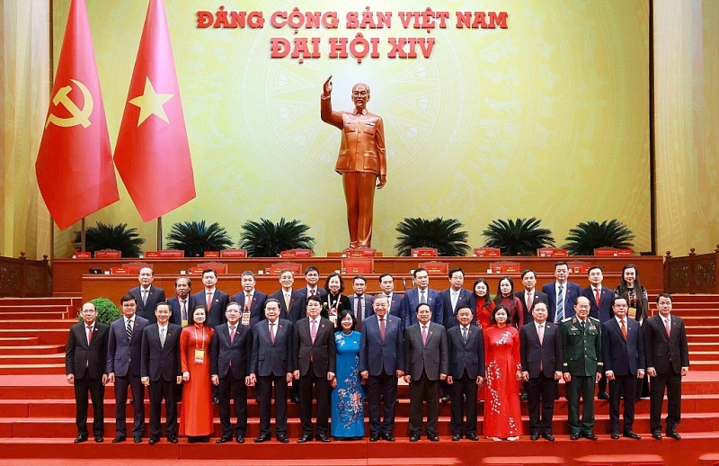 ថ្នាក់ដឹកនាំបក្ស និងរដ្ឋថតរូបអនុស្សាវរីយ៍ជាមួយគណៈប្រតិភូគណៈកម្មាធិការបក្សនៃរណសិរ្សមាតុភូមិវៀតណាម និងអង្គការមហាជនកណ្តាលដែលចូលរួមសមាជទូទាំងប្រទេសលើកទី ១៤ របស់បក្ស។