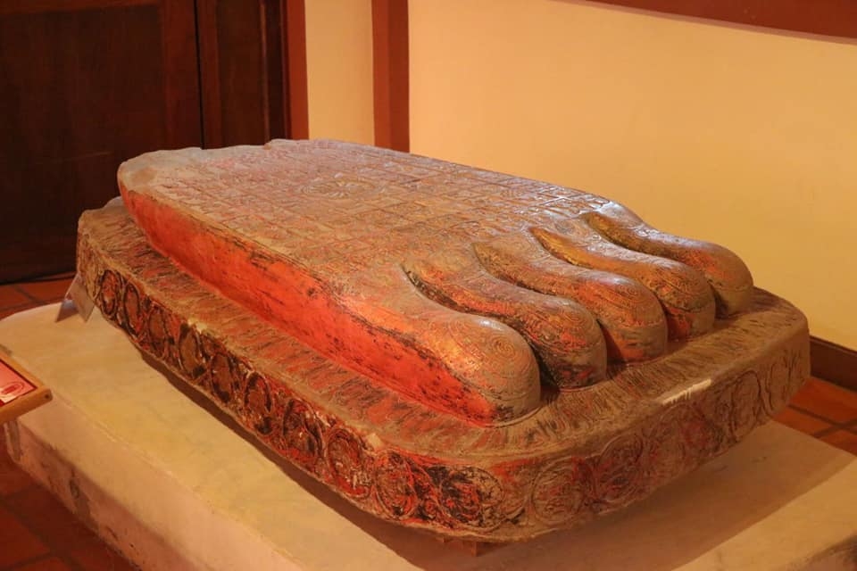 សារមន្ទីរព្រះនរោត្តមសីហនុ-អង្គរ  កំពុងតាំងបង្ហាញ ពុទ្ធបាទទម្ងន់៣តោន នាសតវត្សរ៍ទី១៤