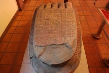 សារមន្ទីរព្រះនរោត្តមសីហនុ-អង្គរ  កំពុងតាំងបង្ហាញ ពុទ្ធបាទទម្ងន់៣តោន នាសតវត្សរ៍ទី១៤