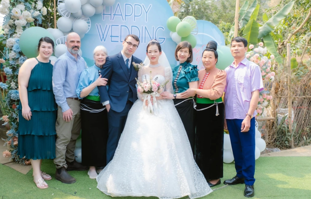 មង្គលការ​គូ​ស្វាមី​ភរិយា Thuy - Henry ម្តង​នេះ បង្ក​ឲ្យ​ក្តៅ​ខ្លួន​ពេញ​បណ្ដាញ​សង្គម។