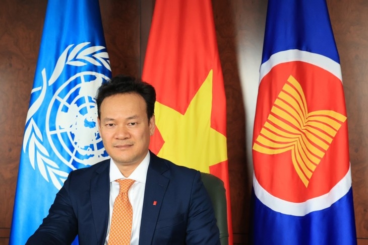 ឯកអគ្គរដ្ឋទូតវៀតណាមប្រចាំនៅទីក្រុងហ្សឺណែវ Mai Phan Dung ឯកអគ្គរដ្ឋទូតវៀតណាមប្រចាំនៅទីក្រុងហ្សឺណែវ Mai Phan Dung