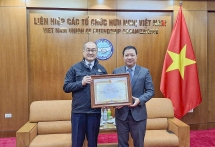 ប្រគល់ប័ណ្ណសរសើរដល់អង្គការ Tzu Chi សម្រាប់ការរួមចំណែកមនុស្សធម៌នៅវៀតណាម