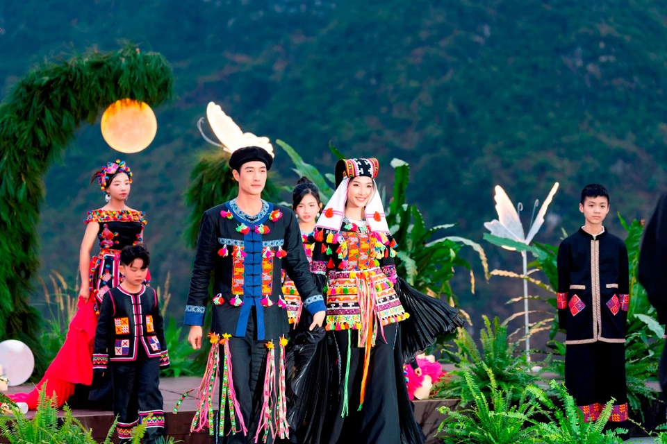 នៅពេលម៉ូដត្រូវបានបង្កើតឡើងវិញនូវពិធីមង្គលការប្រពៃណីរបស់ជនជាតិភាគតិចវៀតណាម