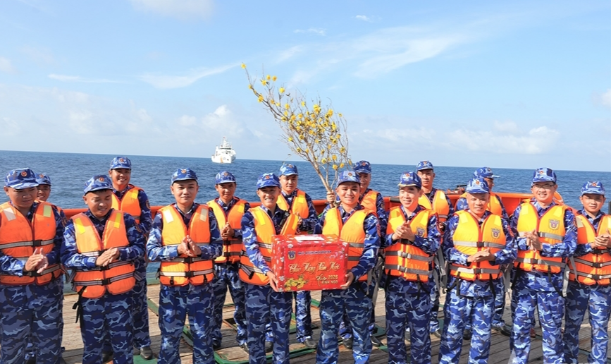 ឧត្តមសេនីយ៍ឯក Bui Quoc Oai ទៅទស្សនា និងត្រួតពិនិត្យនាវាដែលមានភារកិច្ចប្រយុទ្ធប្រឆាំងនឹងការនេសាទខុសច្បាប់ មិនបានរាយការណ៍ និងមិនបានគ្រប់គ្រង (IUU) នៅតំប