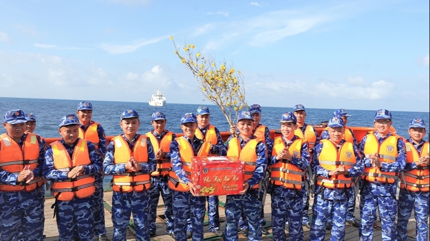 ឧត្តមសេនីយ៍ឯក Bui Quoc Oai ទៅទស្សនា និងត្រួតពិនិត្យនាវាដែលមានភារកិច្ចប្រយុទ្ធប្រឆាំងនឹងការនេសាទខុសច្បាប់ មិនបានរាយការណ៍ និងមិនបានគ្រប់គ្រង (IUU) នៅតំប