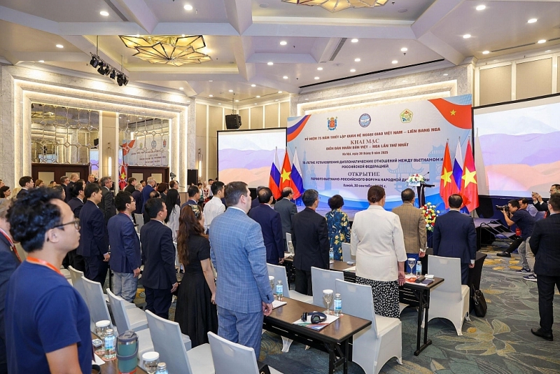 អបអរសាទរខួបលើកទី ៧៥ នៃការបង្កើតទំនាក់ទំនងការទូតរវាងវៀតណាម និងសហព័ន្ធរុស្ស៊ី និងពិធីបើកវេទិកាប្រជាជនវៀតណាម-រុស្ស៊ីលើកដំបូង។ អបអរសាទរខួបលើកទី ៧៥ នៃការបង្កើតទំនាក់ទំនងការទូតរវាងវៀតណាម និងសហព័ន្ធរុស្ស៊ី និងពិធីបើកវេទិកាប្រជាជនវៀតណាម-រុស្ស៊ីលើកដំបូង។