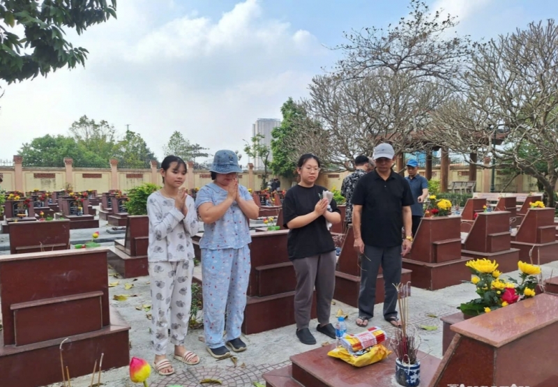 សូមអញ្ជើញជីដូនជីតាមកទទួលទានអាហារឆ្នាំថ្មី សូមអញ្ជើញជីដូនជីតាមកទទួលទានអាហារឆ្នាំថ្មី