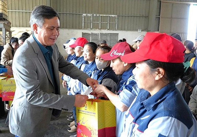 ថ្នាក់ដឹកនាំនៃគណៈកម្មាធិការបក្សនៃរណសិរ្សមាតុភូមិវៀតណាម និងអង្គការមហាជនកណ្តាល បានប្រគល់អំណោយបុណ្យតេតដល់គ្រួសារក្រីក្រនៅខេត្តក្វាងទ្រី ថ្នាក់ដឹកនាំនៃគណៈកម្មាធិការបក្សនៃរណសិរ្សមាតុភូមិវៀតណាម និងអង្គការមហាជនកណ្តាល បានប្រគល់អំណោយបុណ្យតេតដល់គ្រួសារក្រីក្រនៅខេត្តក្វាងទ្រី