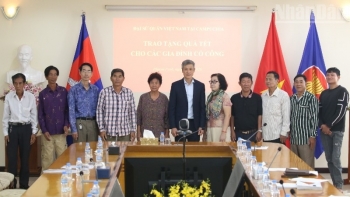 ឧទ្ទិសកុសលជូនដល់ក្រុមគ្រួសារដែលបានចូលរួមចំណែកក្នុងបដិវត្តន៍នៅកម្ពុជា