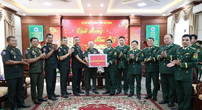 កងកម្លាំងការពារព្រំដែនកម្ពុជាទៅសួរសុខទុក្ខ និងជូនពរឆ្នាំថ្មីដល់អង្គភាពការពារព្រំដែនវៀតណាម កងកម្លាំងការពារព្រំដែនកម្ពុជាទៅសួរសុខទុក្ខ និងជូនពរឆ្នាំថ្មីដល់អង្គភាពការពារព្រំដែនវៀតណាម