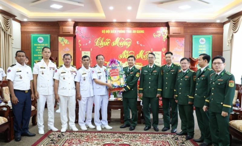 កងកម្លាំងការពារព្រំដែនកម្ពុជាទៅសួរសុខទុក្ខ និងជូនពរឆ្នាំថ្មីដល់អង្គភាពការពារព្រំដែនវៀតណាម កងកម្លាំងការពារព្រំដែនកម្ពុជាទៅសួរសុខទុក្ខ និងជូនពរឆ្នាំថ្មីដល់អង្គភាពការពារព្រំដែនវៀតណាម