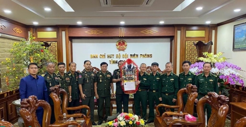 កងកម្លាំងការពារព្រំដែនកម្ពុជាទៅសួរសុខទុក្ខ និងជូនពរឆ្នាំថ្មីដល់អង្គភាពការពារព្រំដែនវៀតណាម កងកម្លាំងការពារព្រំដែនកម្ពុជាទៅសួរសុខទុក្ខ និងជូនពរឆ្នាំថ្មីដល់អង្គភាពការពារព្រំដែនវៀតណាម