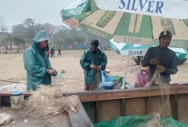 អ្នកនេសាទបានចេញដំណើរដោយរំភើបនៅដើមនិទាឃរដូវ អ្នកនេសាទបានចេញដំណើរដោយរំភើបនៅដើមនិទាឃរដូវ