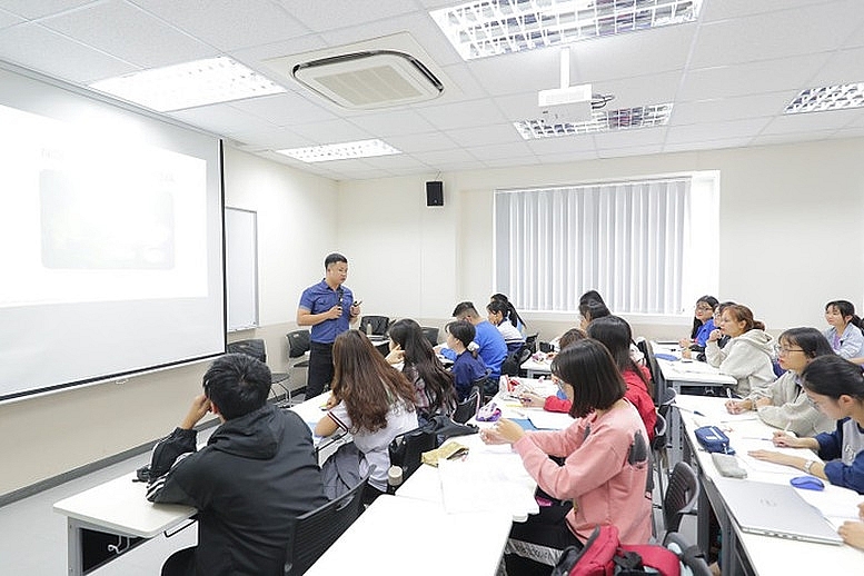 សាស្ត្រាចារ្យសហការពេញម៉ោងត្រូវបានចាត់ទុកជាសាស្ត្រាចារ្យពេញម៉ោង និងទទួលបានប្រាក់ឧបត្ថម្ភផ្អែកលើម៉ោងបង្រៀន។ សាស្ត្រាចារ្យសហការពេញម៉ោងត្រូវបានចាត់ទុកជាសាស្ត្រាចារ្យពេញម៉ោង និងទទួលបានប្រាក់ឧបត្ថម្ភផ្អែកលើម៉ោងបង្រៀន។