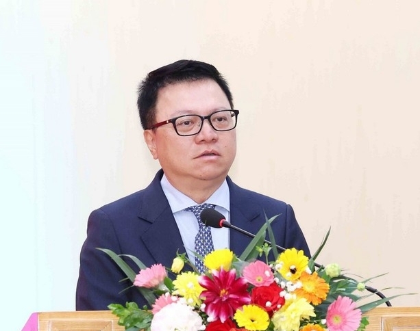 លោក ឡេ ក្វឹកមិញ សមាជិកគណៈកម្មាធិការកណ្តាលបក្ស អនុប្រធាននាយកដ្ឋានឃោសនាការ និងចលនាមហាជនកណ្តាល ប្រធានសមាគមអ្នកកាសែតវៀតណាម និងជានិពន្ធនាយកកាសែតញ៉ានដាន ថ្លែងសុន្ទរកថា។ (រូបថត៖ ភឿងហ័រ/VNA)។