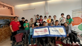 អង្គការ FAVIJA និងនិស្សិតជប៉ុនបរិច្ចាគរទេះរុញដល់ជនពិការនៅប្រទេសវៀតណាម