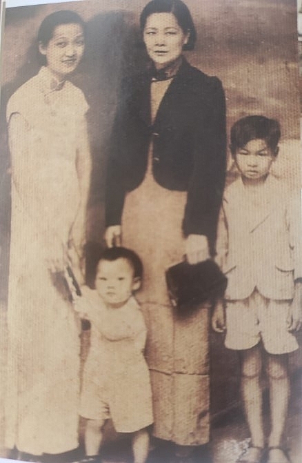 នៅអាយុ ៦ ឆ្នាំ Hoang Quan (ខាងស្តាំ) នៅ Thai Nguyen ប្រទេសវៀតណាម។