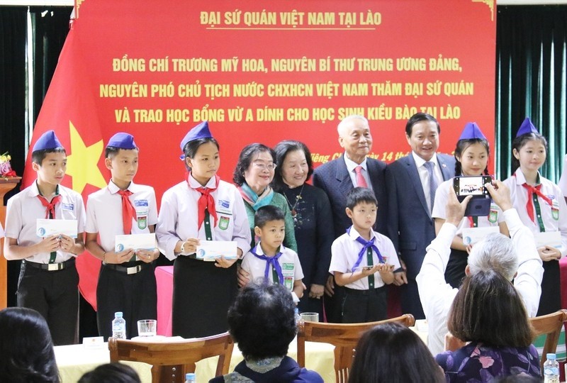 ផ្តល់អាហារូបករណ៍ Vu A Dinh ចំនួន ១០០ចំណែក ដល់កុមារនៃជនបរទេសវៀតណាមនៅប្រទេសឡាវ