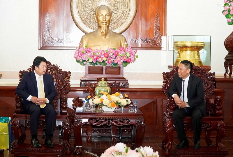 អនុប្រធានគណៈកម្មាធិការប្រជាជនទីក្រុង Can Tho លោក Nguyen Thuc Hien បានជួបពិភាក្សាការងារជាមួយលោក Han Quoc Dieu ប្រធានការិយាល័យសេដ្ឋកិច្ច និងវប្បធម៌តៃប៉ិនៅទីក្រុងហូជីមិញ។