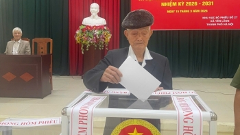 រូបភាពដ៏គួរឱ្យចាប់អារម្មណ៍របស់អ្នកបោះឆ្នោតវ័យចំណាស់កំពុងប្រើឈើច្រត់ដើម្បីបោះឆ្នោតនៅអៀនឡាង (ហាណូយ)