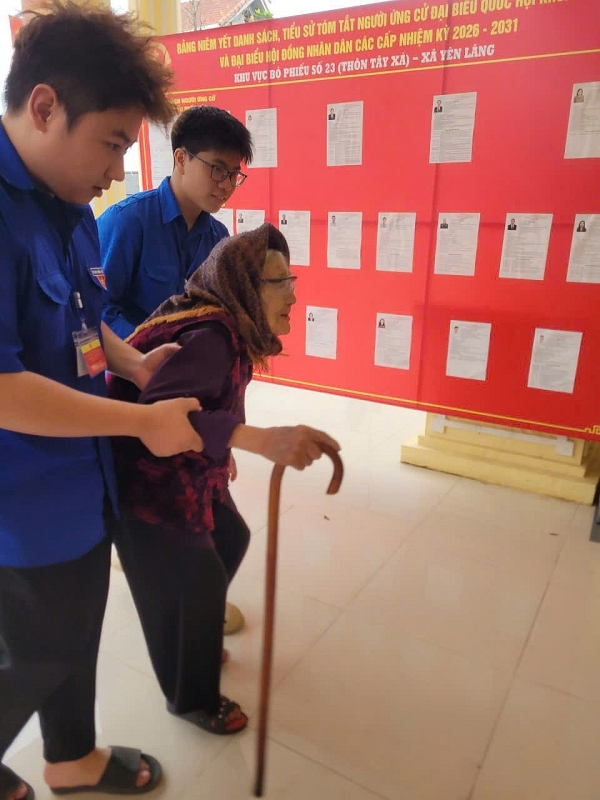 រូបភាពដ៏គួរឱ្យចាប់អារម្មណ៍របស់អ្នកបោះឆ្នោតវ័យចំណាស់កំពុងប្រើឈើច្រត់ដើម្បីបោះឆ្នោតនៅអៀនឡាង (ហាណូយ) រូបភាពដ៏គួរឱ្យចាប់អារម្មណ៍របស់អ្នកបោះឆ្នោតវ័យចំណាស់កំពុងប្រើឈើច្រត់ដើម្បីបោះឆ្នោតនៅអៀនឡាង (ហាណូយ)