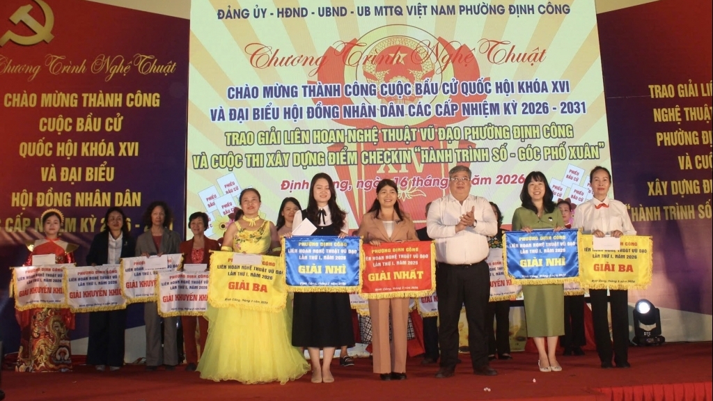 សង្កាត់ឌិញកុង៖ បានរៀបចំការសម្តែងវប្បធម៌ដើម្បីអបអរសាទរការបោះឆ្នោតដោយជោគជ័យ ប្រគល់រង្វាន់សម្រាប់ការប្រកួត "ជ្រុងដ៏ស្រស់ស្អាត" និងការប្រកួតរាំ។