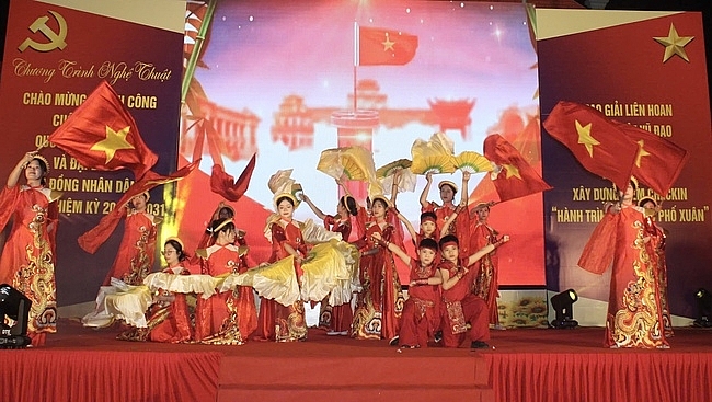 សង្កាត់ឌិញកុង៖ បានរៀបចំការសម្តែងវប្បធម៌ដើម្បីអបអរសាទរការបោះឆ្នោតដោយជោគជ័យ ប្រគល់រង្វាន់សម្រាប់ការប្រកួត 