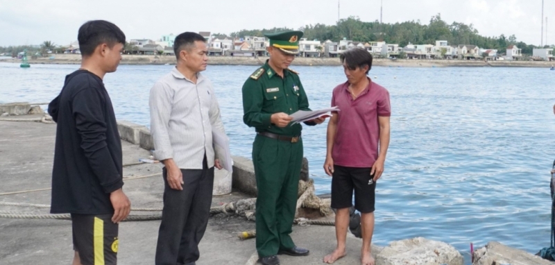 មន្ត្រីនៅស្ថានីយ៍ត្រួតពិនិត្យព្រំដែនសាគី ពិនិត្យមើលបញ្ជីឈ្មោះនាវិក មុនពេលអនុញ្ញាតឱ្យកប៉ាល់ចេញដំណើរ។