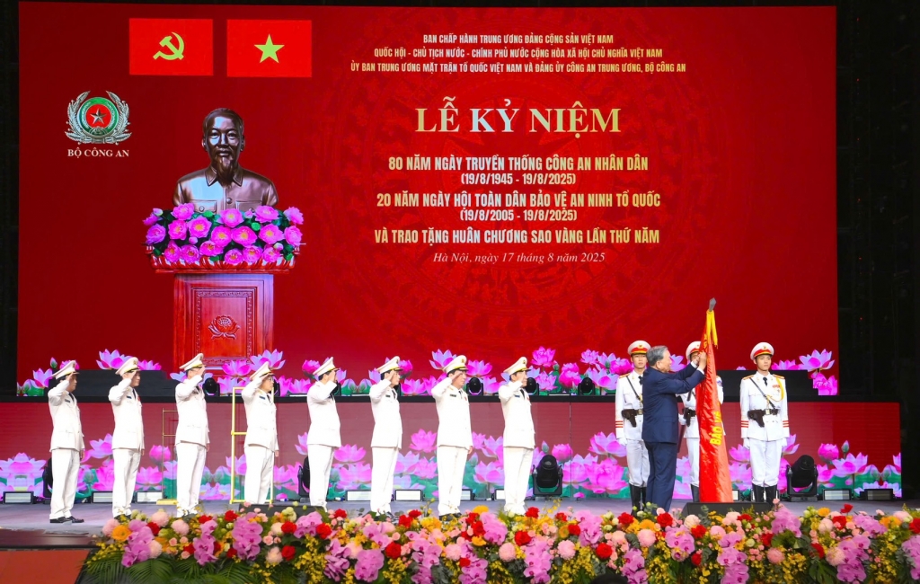 នគរបាលប្រជាជនគឺជា «ក្រុមដែលមានវិន័យល្អបំផុត ស្មោះត្រង់បំផុត និងជិតស្និទ្ធបំផុតជាមួយប្រជាជន» ដែលរួមចំណែកដល់ការសម្រេចបាននូវគោលដៅយុទ្ធសាស្ត្ររបស់បក្សដោយជ