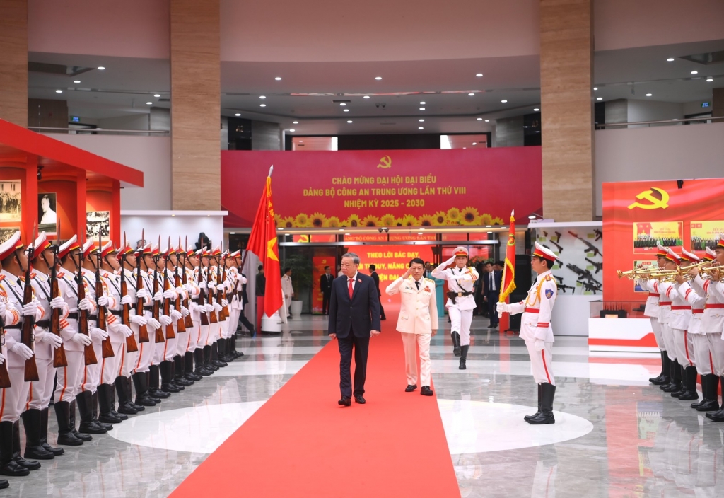 នគរបាលប្រជាជនគឺជា «ក្រុមដែលមានវិន័យល្អបំផុត ស្មោះត្រង់បំផុត និងជិតស្និទ្ធបំផុតជាមួយប្រជាជន» ដែលរួមចំណែកដល់ការសម្រេចបាននូវគោលដៅយុទ្ធសាស្ត្ររបស់បក្សដោយជ