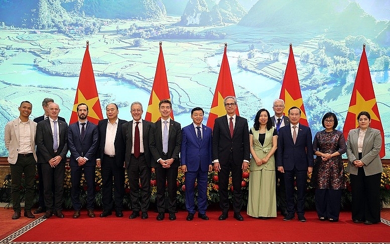 ឧបនាយករដ្ឋមន្ត្រី Tran Hong Ha ធ្វើការជាមួយក្រុមត្រួតពិនិត្យ IUU របស់ EC ឧបនាយករដ្ឋមន្ត្រី Tran Hong Ha ធ្វើការជាមួយក្រុមត្រួតពិនិត្យ IUU របស់ EC