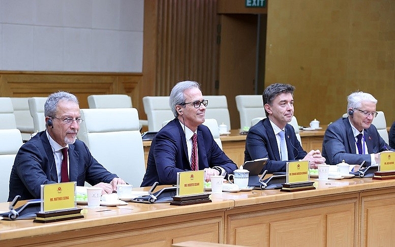 ឧបនាយករដ្ឋមន្ត្រី Tran Hong Ha ធ្វើការជាមួយក្រុមត្រួតពិនិត្យ IUU របស់ EC ឧបនាយករដ្ឋមន្ត្រី Tran Hong Ha ធ្វើការជាមួយក្រុមត្រួតពិនិត្យ IUU របស់ EC