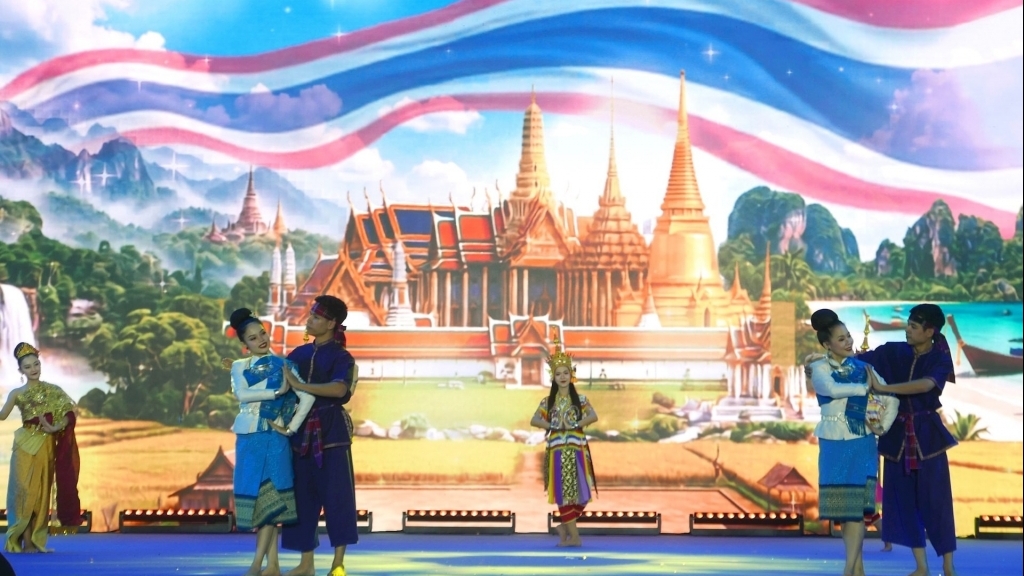 ហាណូយ៖ ស្វែងយល់ពីពណ៌ស្រស់ឆើតឆាយនៃវប្បធម៌ថៃនៅក្នុងពិធីបុណ្យ "ចង្វាក់បេះដូងនៃប្រទេសថៃ"