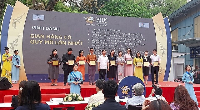ស្ថាប័ន និងធុរកិច្ចល្អប្រពៃ និងធម្មតាត្រូវបានប្រគល់វិញ្ញាបនបត្រនៃគុណតម្លៃដោយសមាគមទេសចរណ៍វៀតណាមនៅ VITM Hanoi 2023