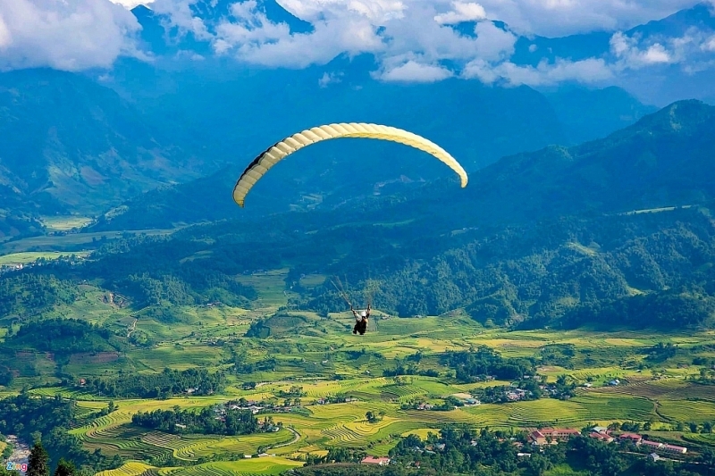 អ្នក​ទស្សនា​ទទួល​បាន​អារម្មណ៍​នៃ​ការ​ជិះ​ឆ័ត្រយោង​ដោយ​រីករាយ​នឹង​ទិដ្ឋភាព​ពី​ខាង​លើ