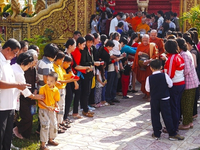 ជួយ​ឧបត្ថម្ភ​ដល់​គ្រួសារ​ក្រីក្រ និង​លំបាក ដើម្បី​អបអរ​បុណ្យចូលឆ្នាំ​ថ្មី​ប្រពៃណី​ជាតិ​ខ្មែរ