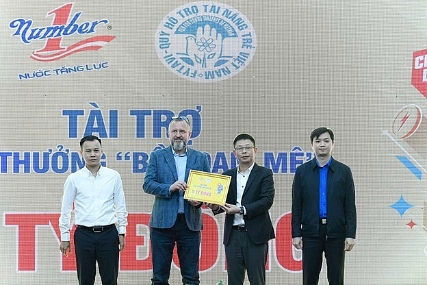 Number One បានបញ្ជាក់ពីស្មារតីនៃការផ្តល់ថាមពលនៅក្នុងកម្មវិធីប្រគល់រង្វាន់ 
