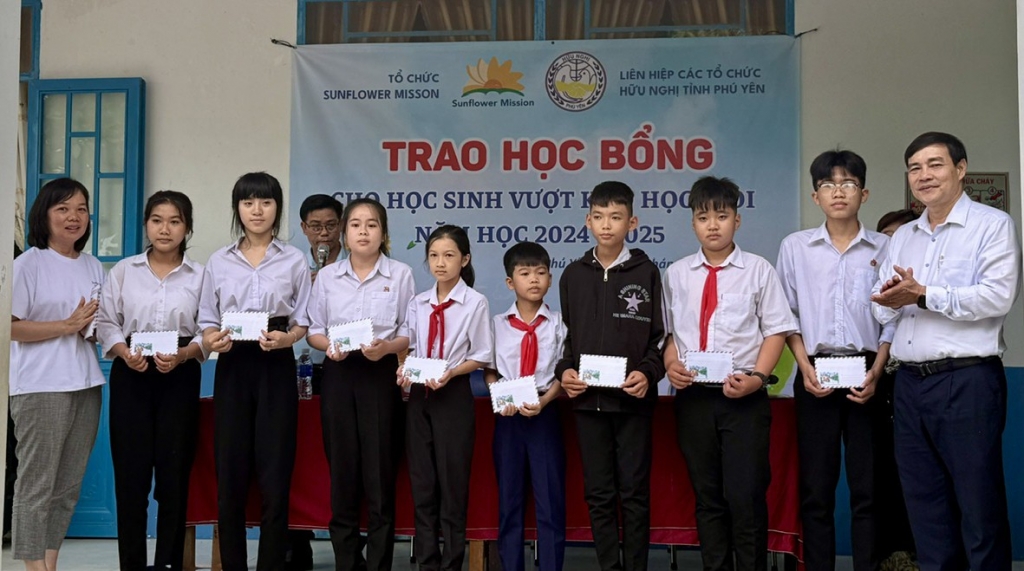 Sunflower Mission ផ្តល់អាហារូបករណ៍ ៣៥៥ សម្រាប់សិស្សក្រីក្រនៅខេត្ត Phu Yen និង Kien Giang