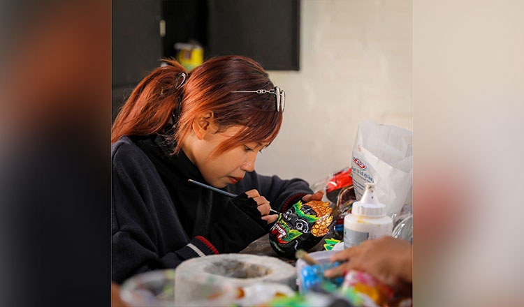 ការបណ្ដុះបណ្ដាលអ្នកបន្តវេនធ្វើខ្មុកម្រ័ក្សណ៍ខ្មែរនៅតំបន់អង្គរ ការបណ្ដុះបណ្ដាលអ្នកបន្តវេនធ្វើខ្មុកម្រ័ក្សណ៍ខ្មែរនៅតំបន់អង្គរ